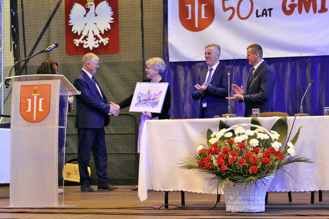 Bürgermeisterin Michaela Ritter beglückwünscht Bürgermeister Zdzislaw Zadworny zum 50-jährigen Gemeindejubiläum.