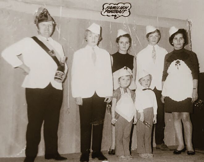 Die „Hirschfamilie“ bei der Eröffnung am 30.04.1971