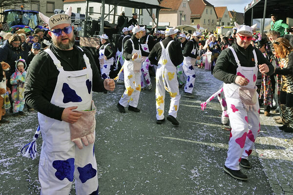 Die Dittsdorfer Jugend findet es extrem mies, dass die letzte Kuh im Dorf nun ausgemuht hat. (Bild 38) Foto: V. Miethe