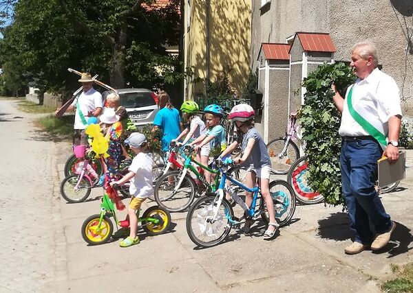 Kinder mit ihren geschmückten Fahrrädern 