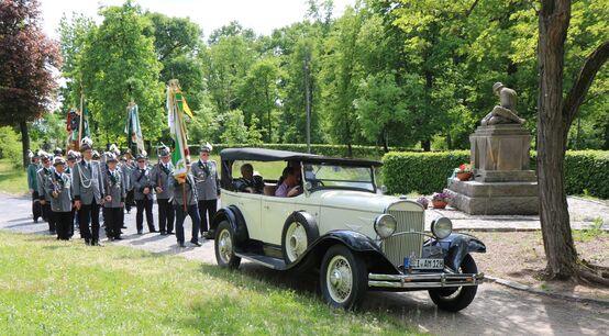 Schützen am Kriegsgefallenendenkmal