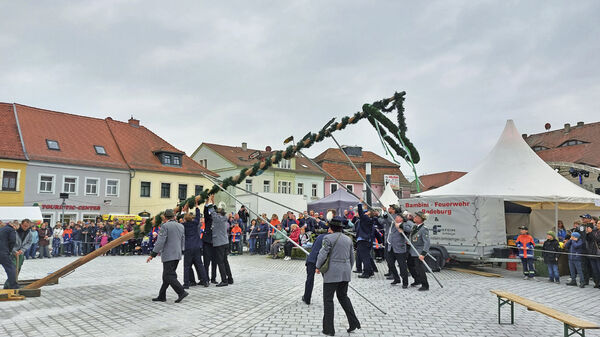 Das traditionelle Maibaumstellen bildete diesmal die Schnittstelle vom Marktfest zur Heinrich-Zille-Kneipennacht.