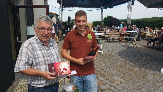 Thomas und Christoph Schempp nehmen Glückwünsche entgegen.