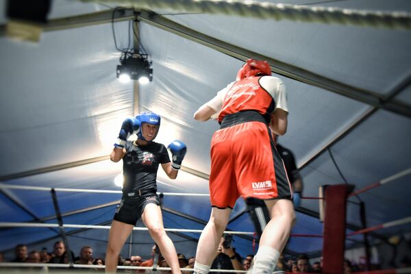 Aleksandra Gogolewska (schwarz) trifft hier ihre Gegnerin vom Boxclub Dreiländereck, Frida Geißler (rot) – Foto: Blaulichtreport_ Radeburg
