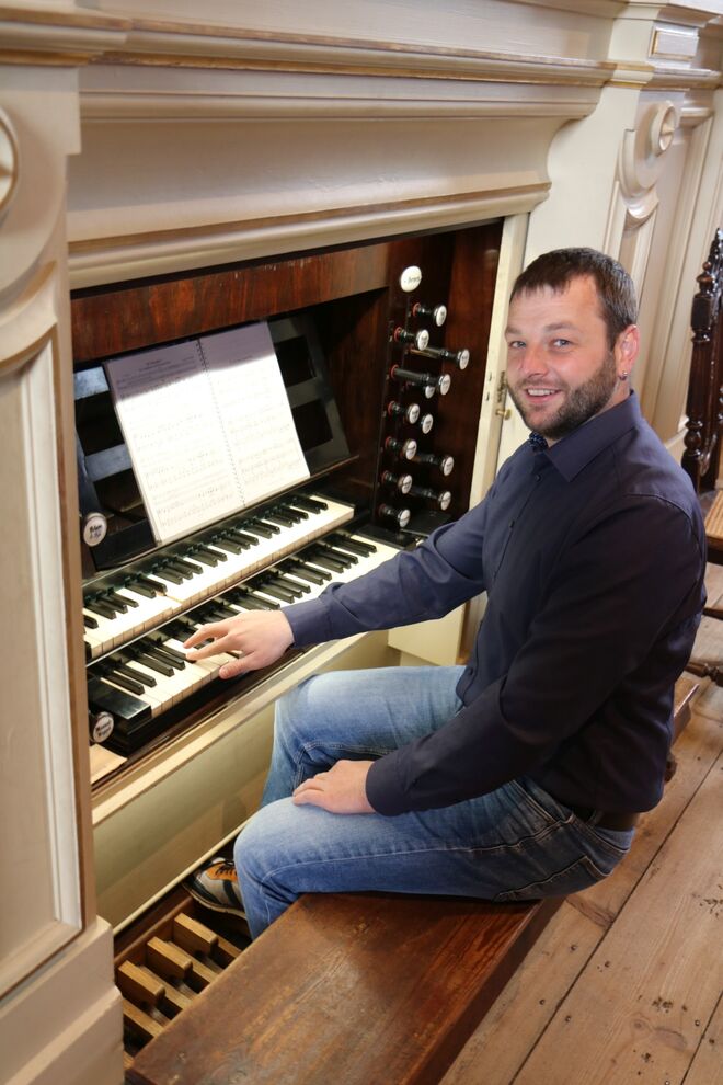 Kantor Veit Martin an der 2019 sanierten Jehmlich-Orgel