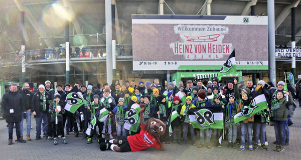 Die Radeburger Jungs bedanken sich beim Gastgeber als Supporter der 1. Mannschaft von Hannover '96