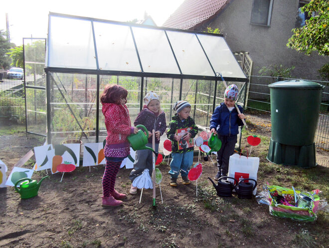 Kinder der KiTa "Sophie Scholl" vor ihrem neuen Gewächshaus