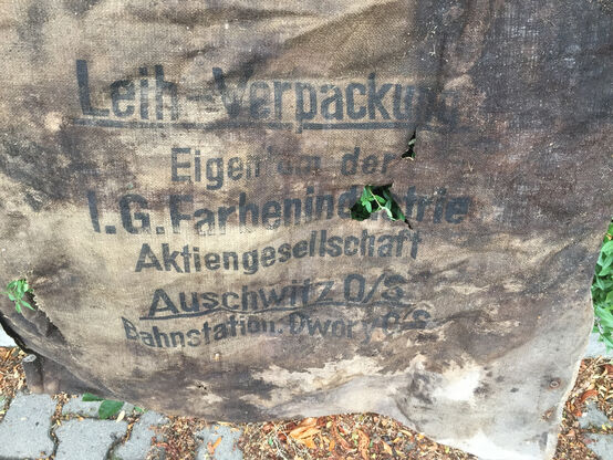 Deutlich lesbare Aufschrift: Leihverpackung. Eigentum der I.G. Farbenindustrie Aktiengesellschaft, Auschwitz O/S, Bahnstation Dwory O/S