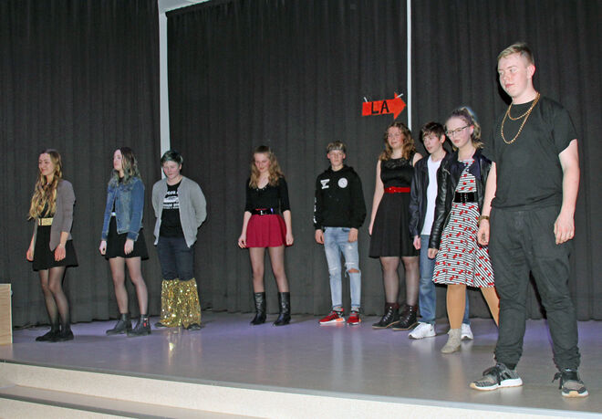 Schüler der Klasse 9 im Musical "Rock of Ages"