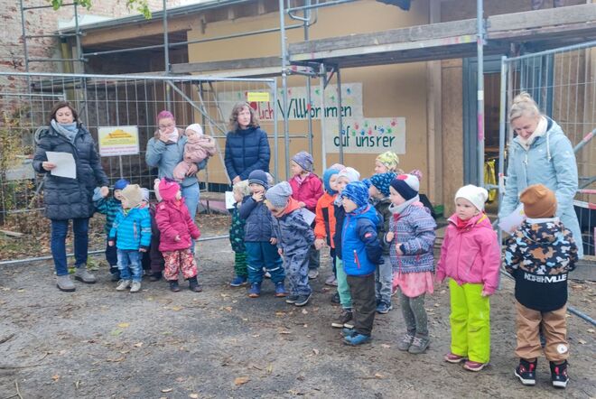 Kinder der KiTa "Zwergenland" vor der Baustelle