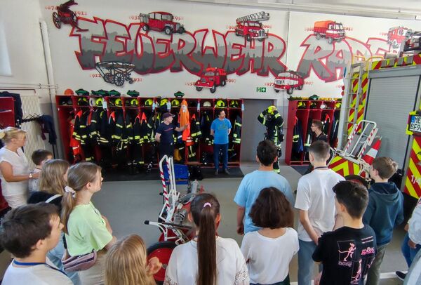 Feuerwehrmann-Anwärter René Dombois von der Jugendfeuerwehr legte Schutzkleidung an, wie sie bei der Brandbekämpfung angewandt wird.