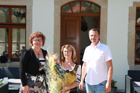 Blumen und beste Wünsche von Michaela Ritter (li.) für den Neustart auf Schloss Berbisdorf