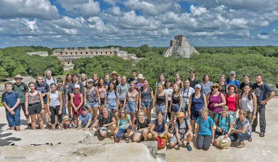 Gruppenfoto des Jugendchores vor der Kulisse von Yucatan