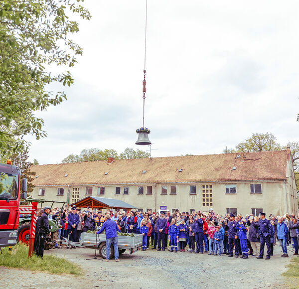 Die große Glocke wird unter den Augen der Gemeindemitglieder und zahlreicher Schaulustiger  auf den Turm gezogen. Foto: LaClaudine
