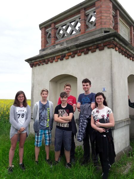 Das ist unsere Projektgruppe am Ende der Grundlinie in Quersa.