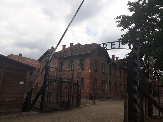 Eingangstor im Stammlager Auschwitz