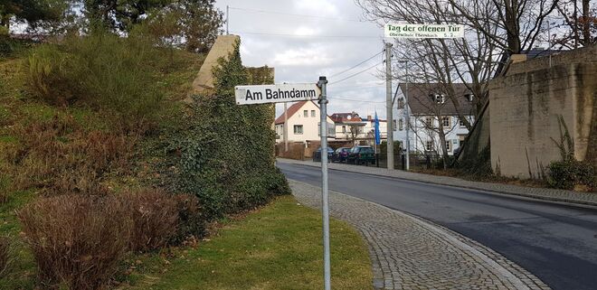 Am Bahndamm stehen Brückenpfeiler...