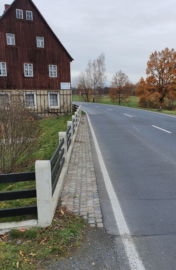 Ein eigentlich nicht als Weg gedachtes Schnittgerinne dient als „Ersatzfußweg“