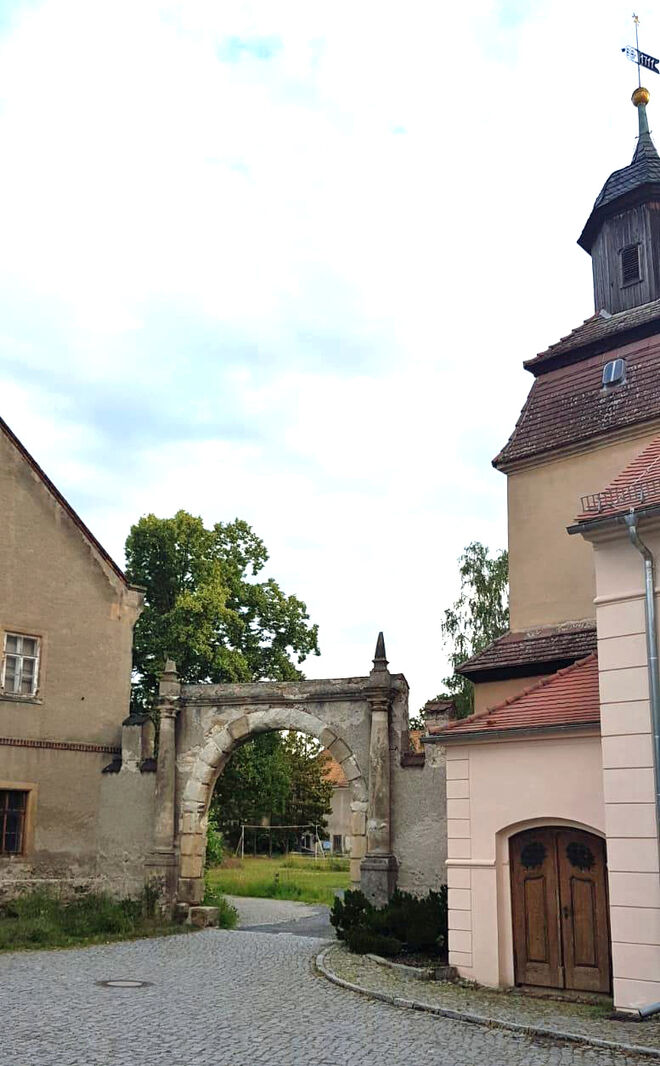 Torbogen zum Gutshof am Schloss Berbisdorf