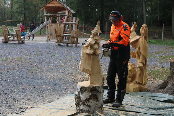 Holzkunsthandwerker bei der Arbeit