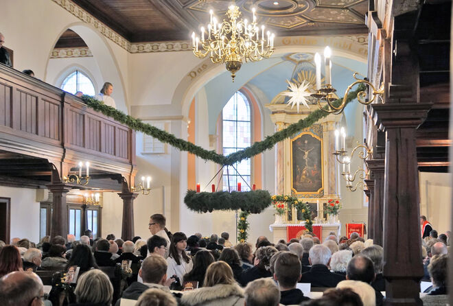 Etwa 400 Besucher kamen zur Wiederweihe der Ev.-luth. Kirche in Radeburg und konnten den neuen „alten“ Glanz bewundern in dem sie erstrahlte.