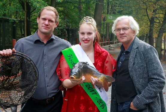 Teichwirt Henry Lindner (links) mit der diesjährigen Fisch- und Waldkönigin.