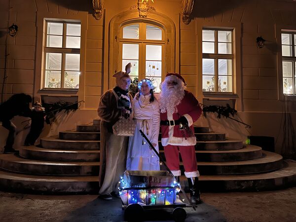 "Anachronistisches" Gruppenfoto vor dem Lauterbacher Schloss - v.l.: Osterhase (Heike Gretschel), Weihnachtsengel (Lilly Ruckau) Weihnachtsmann (Kerstin Host)
