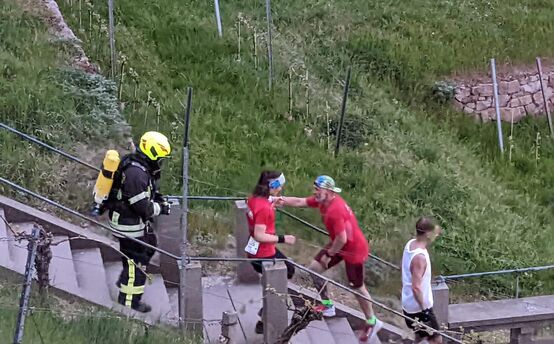 Nicht leicht bekleidet wie die anderen Läufer, sondern in voller Schutzausrüstung beim Treppenlauf.