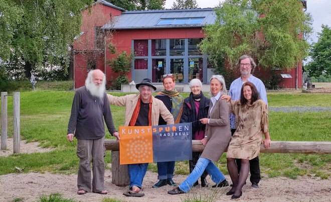 Mitglieder der Künstlergemeinschaft „Kunstspuren Radebeul“ – v.l. Klaus Liebscher, André Uhlig, Anita Rempe, Gabriele Seitz, Silvia Ibach, Peter Pit Müller und Irene Wieland - am Roten Haus