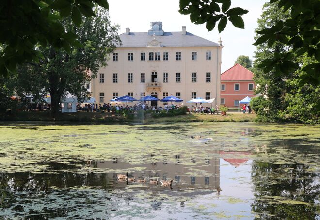 Blick über den Spiegelteich auf Schloss Lauterbach