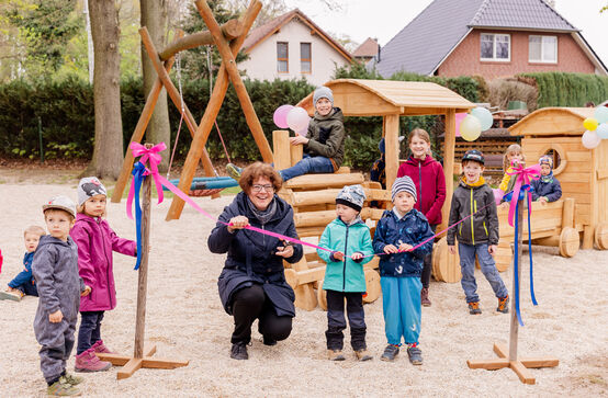 Bürgermeisterin Michaela Ritter und Kinder vor dem neuen Spielgerät