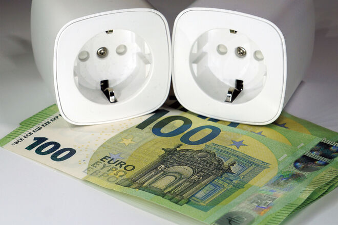 Strom und Geld - Foto: Maik Schwertle / pixelio.de