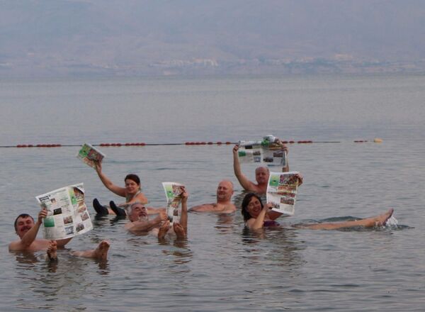 RAZ-Leserreisende baden im Toten Meer