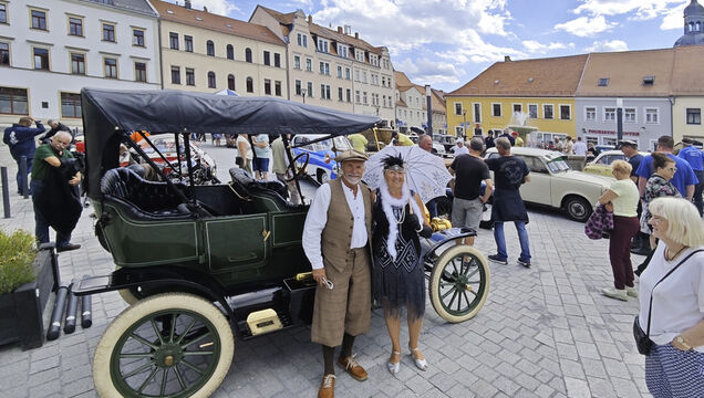 Herr Heidrich und Frau Belusa aus Schönau-Berzdorf bei Görlitz mit ihrem liebevoll restaurierten Ford  Bj. 1911, 