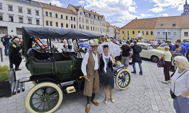 Herr Heidrich und Frau Belusa aus Schönau-Berzdorf bei Görlitz mit ihrem liebevoll restaurierten Ford  Bj. 1911, 