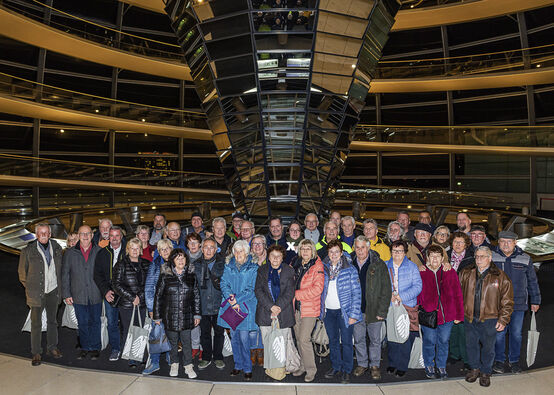 Gruppenbild mit der Bundestagsabgeordneten Barbara Lenk (x) in der Kuppel des Reichstagsgebäudes