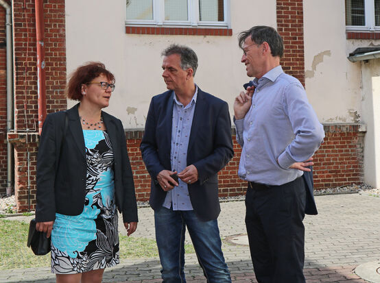 Bürgermeisterin Michaela Ritter, Schulleiter Michael Ufert und  Landtagspräsident Dr. Matthias Rößler im Gespräch. (v.l.)