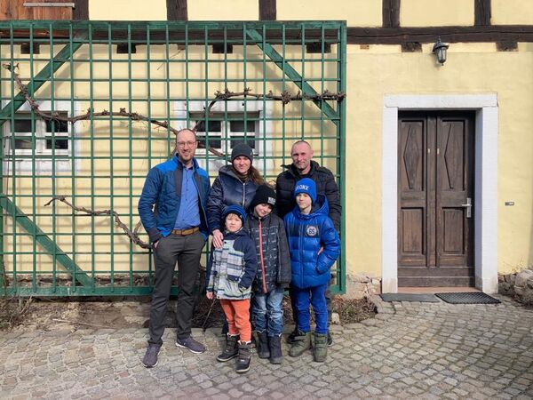 Arne Lorenz mit Oleg, dem Fahrer, sowie Nadija aus Poltawa mit ihren Kindern