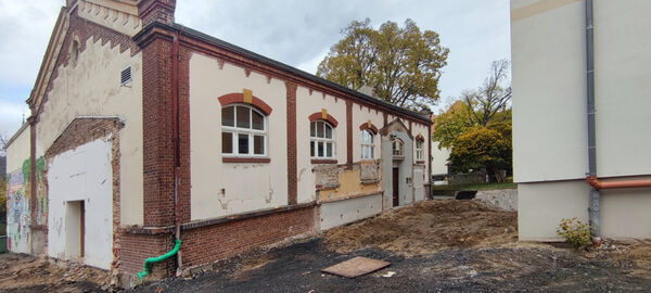 Blick vom Hof auf die Baustelle zwischen Altbau und Turnhalle.