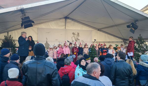 Bürgermeisterin Michaela Ritter eröffnet den 20. Heinrich-Zille-Weihnachtsmarkt gemeinsam mit den Kindern der KiTa Großdittmannsdorf