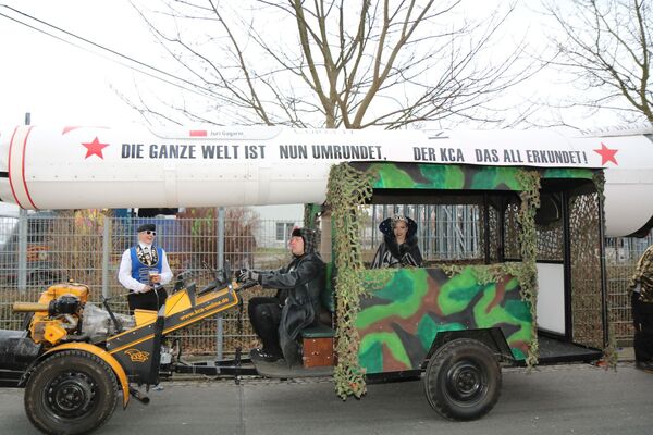 Vier Klubs gestalten mit dem Umzugswagen ihr eigenes Motto, wie hier Arnsdorf.