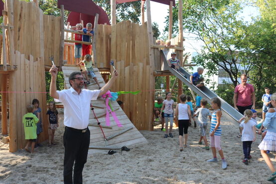 Bürgermeister Jörg Hänisch lädt Kinder und Erwachsene ein, den Spielplatz in Besitz zu nehmen.